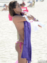 组图：女星珍妮佛比基尼湿身诱惑 蜜桃胸挺翘臀