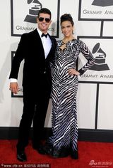 组图：宝拉-巴顿斑马纹长裙 胸前双狮抢眼