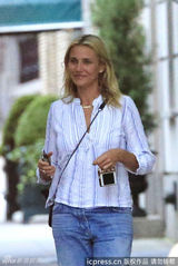 组图：卡梅隆-迪亚兹衬衫牛仔裤出街秀指环手机