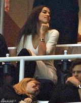 组图：C罗携超模女友庆生用餐 莎伊克表情冷淡