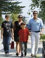 幻灯图集：皮尔斯-布鲁斯南一家幸福出游