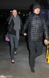 高清组图：奥兰多-布鲁姆秀恩爱 精灵王子护大肚娇妻