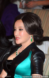 组图：范冰冰刘晓庆台下热聊 贴脸搂肩亲密似姐妹