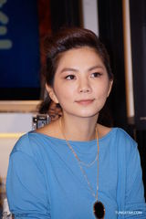 组图：Ella出席公益影像展 喜事将近洋溢幸福