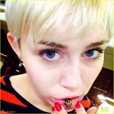 组图：出位麦莉嘴内刺纹身 翻唇秀猫脸