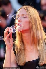 组图：爱娃助阵《沙漠驼影》首映 现场玩吹泡泡