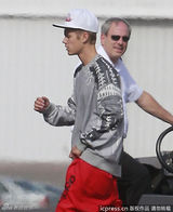 组图：比伯低调乘私人飞机 嘻哈装扮一脸酷相