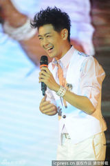 组图：林志颖与粉丝共庆39岁生日 秀礼物玩自拍