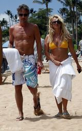 组图：布兰妮和男友哈瓦那度假 黄色比基尼秀身材