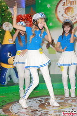 组图：Crayon Pop戴头盔现身握手会 大跳热舞