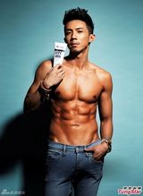 组图：张继聪露腹肌获老婆谢安琪赞赏