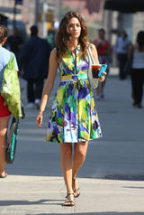 组图：艾米-罗森印花连衣裙展夏日风情