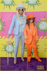 组图:儿童选择奖红毯  暮光女秀美腿钱妞变绅士