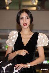 组图：Baby笑称黄晓明肌肉照似PS 陈妍希性感