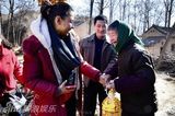 组图：张柏芝下乡做慈善 素颜骑拖拉机变女汉子