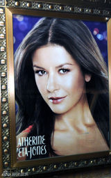 高清组图：凯瑟琳-泽塔琼斯纽约看戏剧遭粉丝围堵