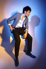 幻灯图：李光洁最新大片曝光 硬朗型男忧郁一面