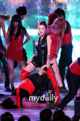 组图：千正明助阵颁奖礼 徐仁英刘仁英热辣比拼