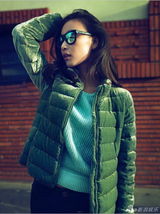 组图：倪妮巴黎午后街拍 表情鬼马俏皮可爱