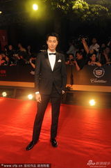 组图：赵寅成亮相红毯 造型帅气展绅士风度