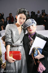 组图：陈燃优雅亮相巴黎时装 引爆最新秋装热潮