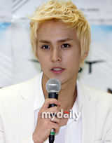 组图：韩偶像组合Beast首开唱 变白马王子劲歌热舞