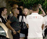 组图：麦当娜与男友度假表情严肃 其女热裤秀美腿