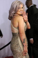 高清组图：格莱美红毯凯莉-奥斯本单肩礼服亮相