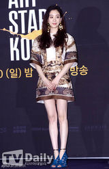 组图：郑丽媛搭档超模宋庆儿主持艺术选秀节目