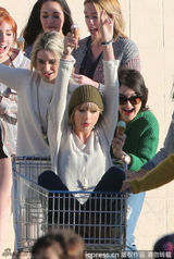 组图：泰勒踩超市推车与闺蜜海边嬉戏玩闹