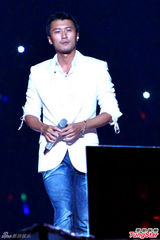 组图：谢霆锋白色西装帅气献唱民歌艺术节