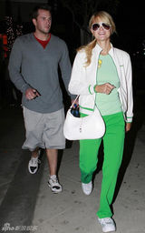 幻灯图集：希尔顿与男友相伴健身 心情大好笑不停