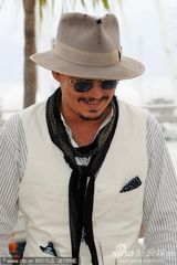 高清组图：德普宣传《海盗4》 佩内洛普紧身裙性感