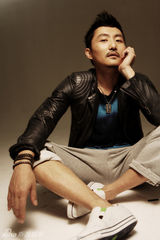 组图：涂松岩海量帅气私搭照多样造型