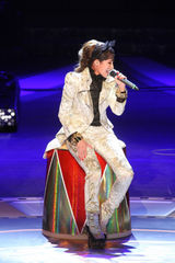 高清图：萧亚轩低胸黑裙秀身材 中性装扮劲歌热舞