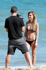 组图：性感宝贝奥德利娜挺C奶沙滩拍浪风骚勾男