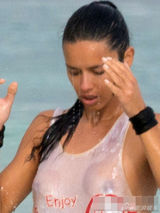 组图：巴西超模利马真空湿身 双乳荡漾轮廓尽显