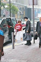 组图：任贤齐夫妇浮夸着装出街 无视路人秀恩爱