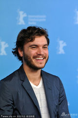 组图：《雪崩王子》发布 主演勾肩搭背哥俩好