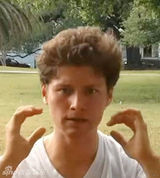 组图：52岁周华健混血儿女近照曝光