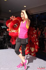 组图：林依晨代言受搅局 秀体操展现完美体态