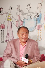 组图：《粉红女郎》发布会 结婚狂阿雅左拥右抱