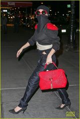 组图：Gaga忍者装逛街怪异蒙脸 真空上阵现胸型