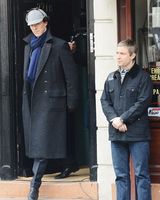 组图：卷福现身《夏洛克》片场标志风衣引围观