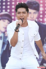 组图：汪东城蔡旻佑台北为电视原声带签唱