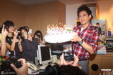 组图：林志颖与粉丝共度生日 获赠生日蛋糕