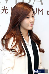 组图：金荷娜OL装出席某化妆品牌开业活动