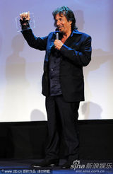 组图：帕西诺获颁导演万岁奖 与小女友分享喜悦