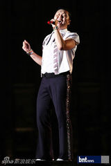 组图：PSY首尔开唱 神曲《江南Style》引爆现场