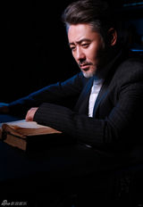 组图：吴秀波眼神忧郁尽展熟男魅力